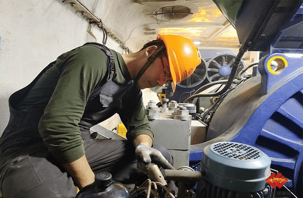 a technician is maintaining the hydraulic system parts